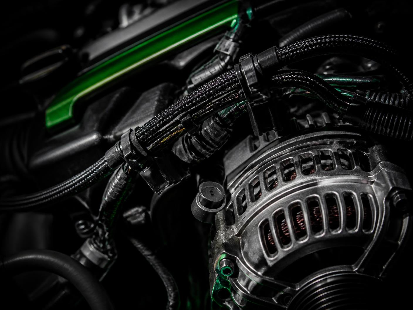 Detalhe do compartimento do motor com chicote elétrico e alternador
